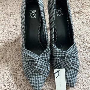High heeled pumps